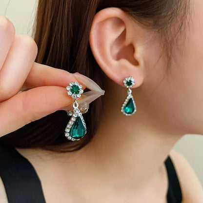 Elegant Jewelry Set with Necklace and Drop Earrings